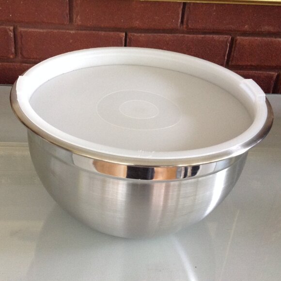 'The Main Ingredients' Fine Quality Stainless Steel Mixing Bowl with Lid - Picture 1 of 4